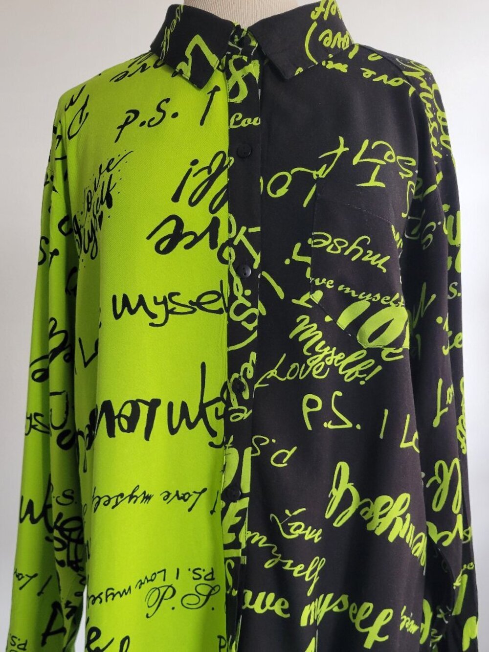 Spoon Jeans Women’s Abstract Word Graphic Print Button-Up Shirt